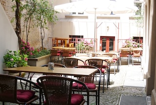 Restaurateurs Who Dare to Do More, Not Less: 'Weinlobbyist' in Berlin.