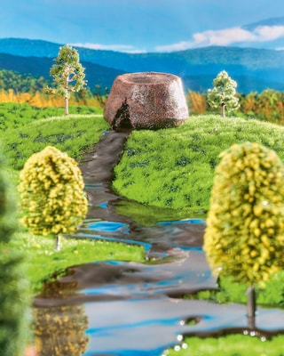 Il cioccolato fuso scende dalla collina dal vulcano di cioccolato