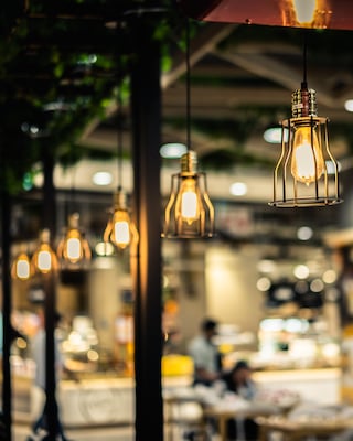 Luce decorativa per interni sospesa a parete e a soffitto.