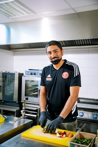 Erhan Esen, Fortuna Düsseldorf performans merkezinin mutfağında genç oyuncular için aşçılık yapıyor. 