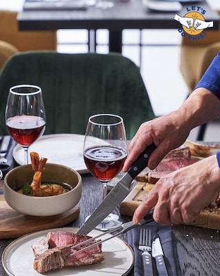 Lo chef taglia un pezzo di bistecca