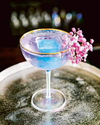 Without alcohol, but with an effect – the blue tea in the ice cube reacts to the tonic water and turns purple. The drink’s alcohol-free distillate is designed to replicate gin.