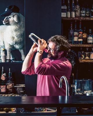 Il cocktail viene agitato