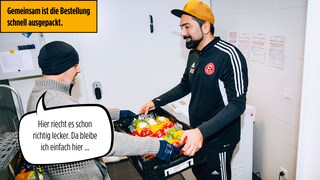 Szef kuchni już przygotowuje jedzenie - Markus wita go uściskiem dłoni.