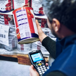 Prices are scanned from a can - Food wholesale