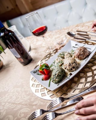 Un piatto di cucina italiana e un bicchiere di vino rosso