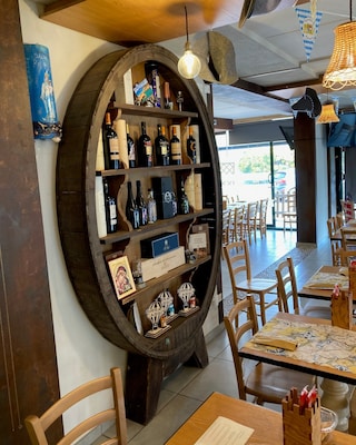 Scaffale per vini nella Pizzeria Luppolo Grano