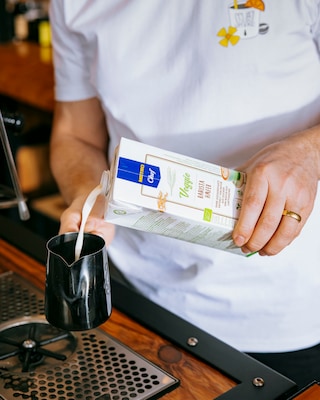 Che si tratti di avena, riso, mandorle, soia o cocco, le alternative al latte sono di gran moda. 