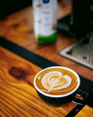 Arte del caffè realizzata con schiuma di prodotti alternativi come soia, avena o piselli