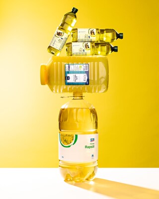 Bottiglie di olio a marchio privato impilate