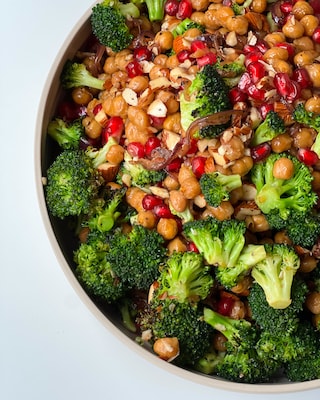 Bowl mit frischem Gemüse und Hülsenfrüchten