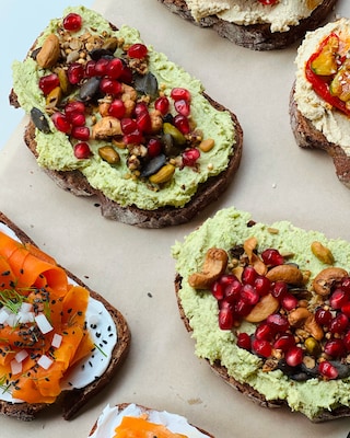 Brotscheiben mit frischem Aufstrich und Toppings