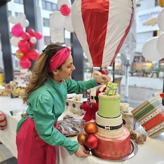  Maria Quirino de Almeida works on one of her sweet creations.