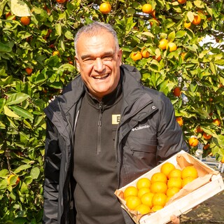 Produttore con arance