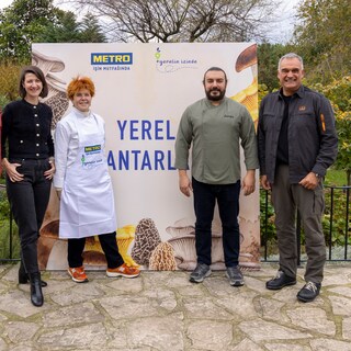 Dipendente METRO e chef davanti al manifesto "Sulle tracce del locale