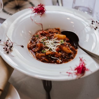 Il concetto di cucina: 100% georgiana, ma adattata ai gusti locali. 