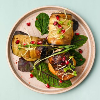 Il menu di Sore è piccolo, ma offre piatti a base di carne, vegetariani e vegani. 