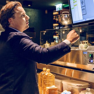 Justin controlla gli ordini sullo schermo in cucina.