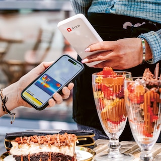 Il cliente paga con il cellulare sul dispositivo DISH Pay Now