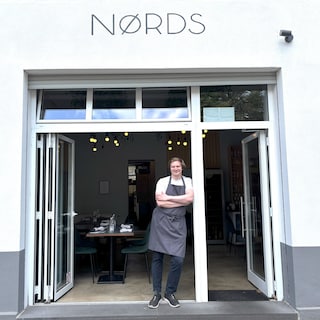 Sebastian Wego davanti al suo ristorante Nørds