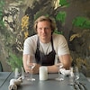 Sebastian Wego si siede al tavolo del suo ristorante Nørds