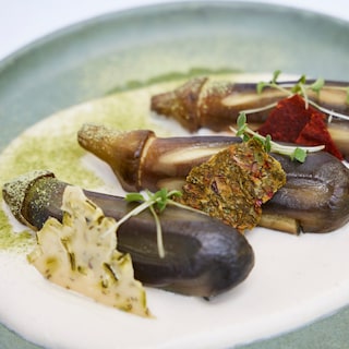 Piatto vegano a base di melanzane