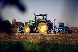 Raccolta di patate - Trattore in campo