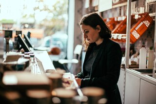 La fondatrice Milena Glimbovski travaille parfois encore à l'étal elle-même. Elle aime les conversations avec ses clients réguliers, car peser les aliments ne prend que quelques minutes. 
