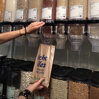 Les légumes sont proposés dans de grands distributeurs. En général, les clients remplissent le produit dans des sacs en tissu ou des récipients en verre. À titre d'exception, des sacs en papier sont également vendus. 