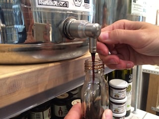 Le vinaigre balsamique est versé dans des bouteilles de poche. Les clients peuvent décider eux-mêmes du nombre de millilitres dont ils ont besoin. 