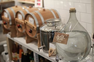Les clients peuvent également acheter des spiritueux dans des conteneurs en vrac. En ce qui concerne les boissons alcoolisées fortes, Original Unverpackt aime se fier à des marques telles que Held Vodka, qui a été distillée à Berlin depuis 1921. 