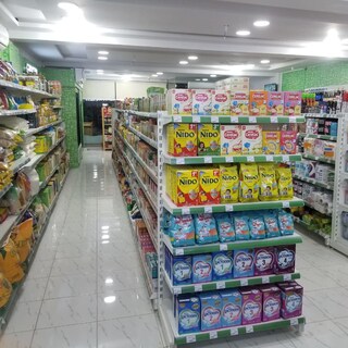 Ampi corridoi, scaffali ben forniti, un design accattivante - Freshly