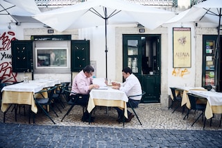 Ihre Preisverhandlungen halten Hilário Castro und sein Kundenmanager José Homem da ab, wo sich der Arbeitsalltag des Gastronomen abspielt: an den Tischen vor dem Restaurant Alfaia. 