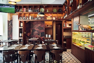 Sein Restaurant Alfaia liegt mitten drin. Wer typisch portugiesische Küche sucht, wird hier fündig. Und das seit 1880. Damit ist das Alfaia eines der ältesten Restaurants in Lissabon.