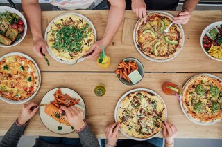 Vegane Gerichte auf den Tellern