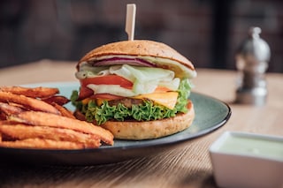 Veganer Burger mit Süßkartoffel Pommes
