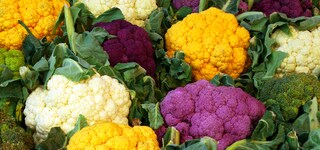 Cavolfiore colorato: oggi il cibo è molto più di una semplice fonte di energia. È un'espressione dello stile di vita e una dichiarazione personale. 