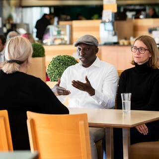 Momo con gli intervistatori