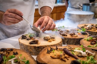 Le chef prépare un plat végétarien sur un tree slide