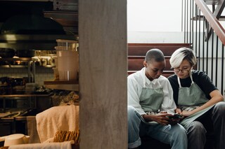 Jeunes femmes en attente focalisées sur leur smartphone