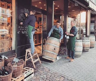L'assortimento di "Wein Kusch" a Hildesheim e Braunschweig comprende più di 800 vini da tutto il mondo, specialità gastronomiche, whisky e liquori.