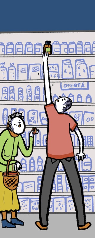 L'uomo prende il prodotto dallo scaffale sul bordo