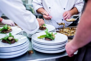 round-white-ceramic-plates