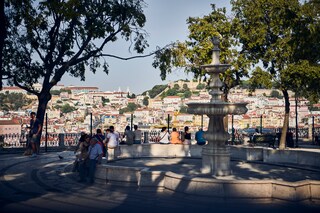 Bairro Alto – Szeneviertel in der Lissaboner Altstadt. Einheimische, Touristen, zwischen ihnen Gastronomen, die ihre Gerichte und Cocktails anpreisen